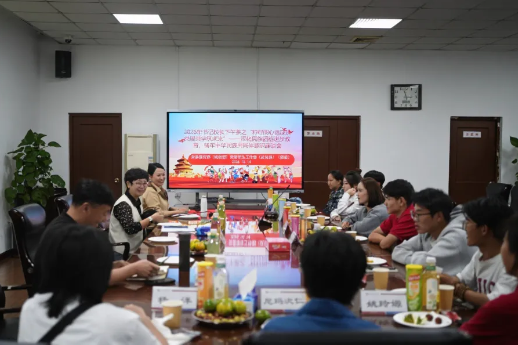我校开展民族团结进步教育座谈会